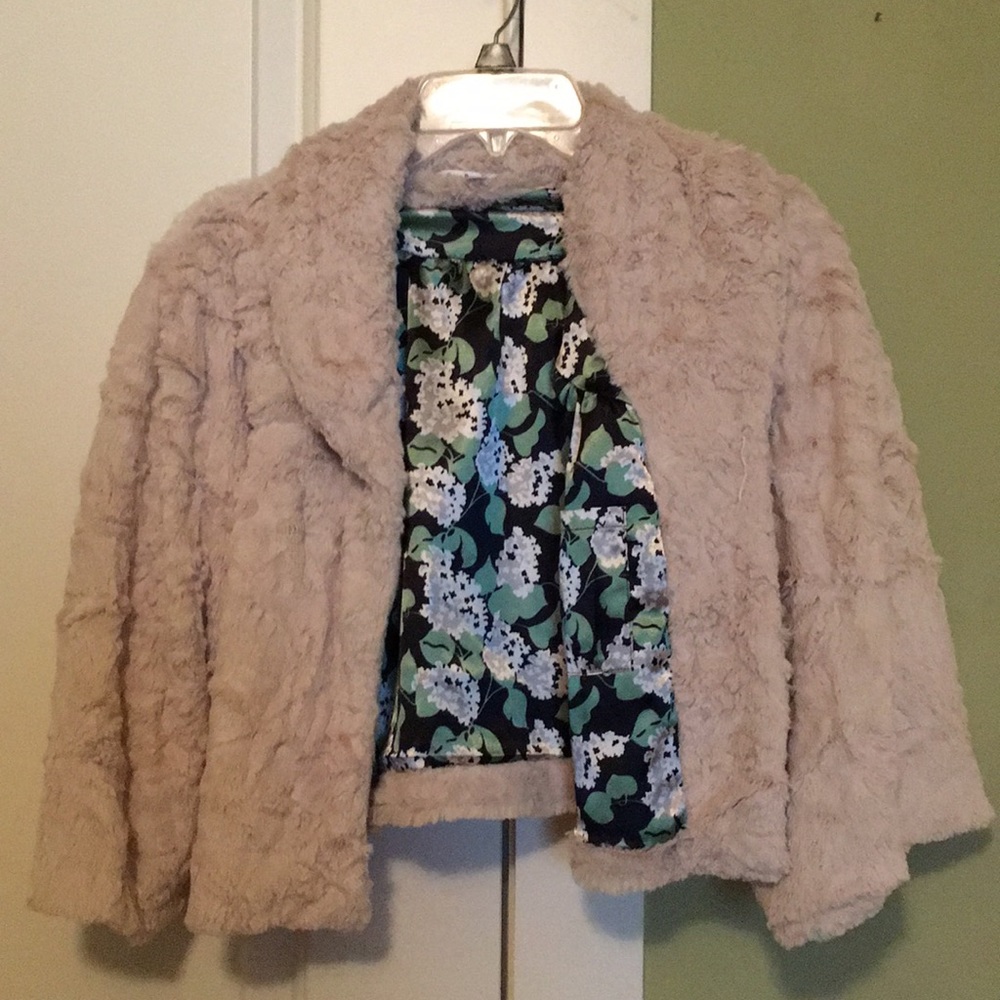 Cute Cabi Faux Fur Cream Jacket. Size Large.